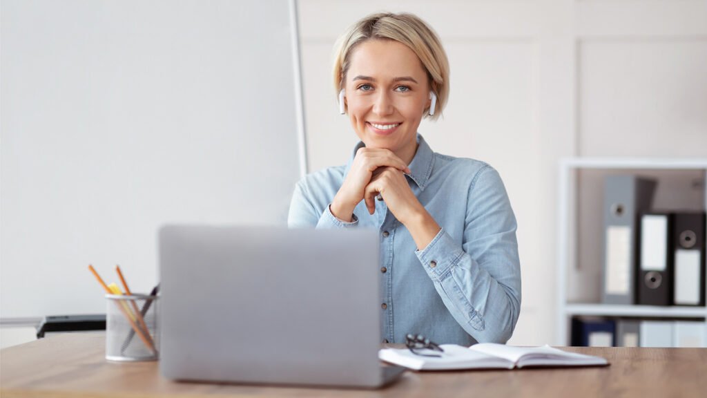 Tutor explaining mathematical concepts through personalised online Maths tuition